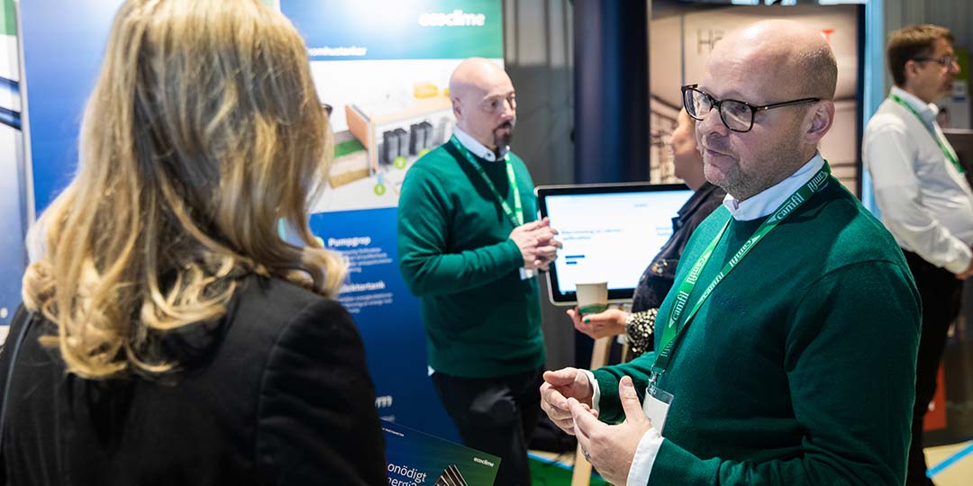 Bli partner<br />
bild: besökare och utställare pratar