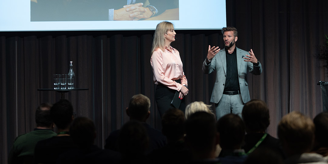 två talar på scen
